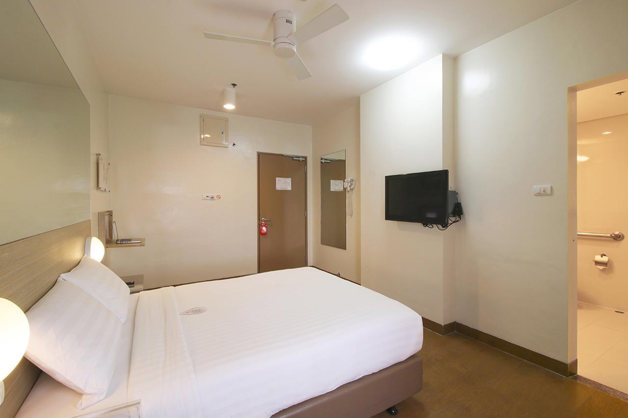 Red Planet Clark Angeles City Exterior photo