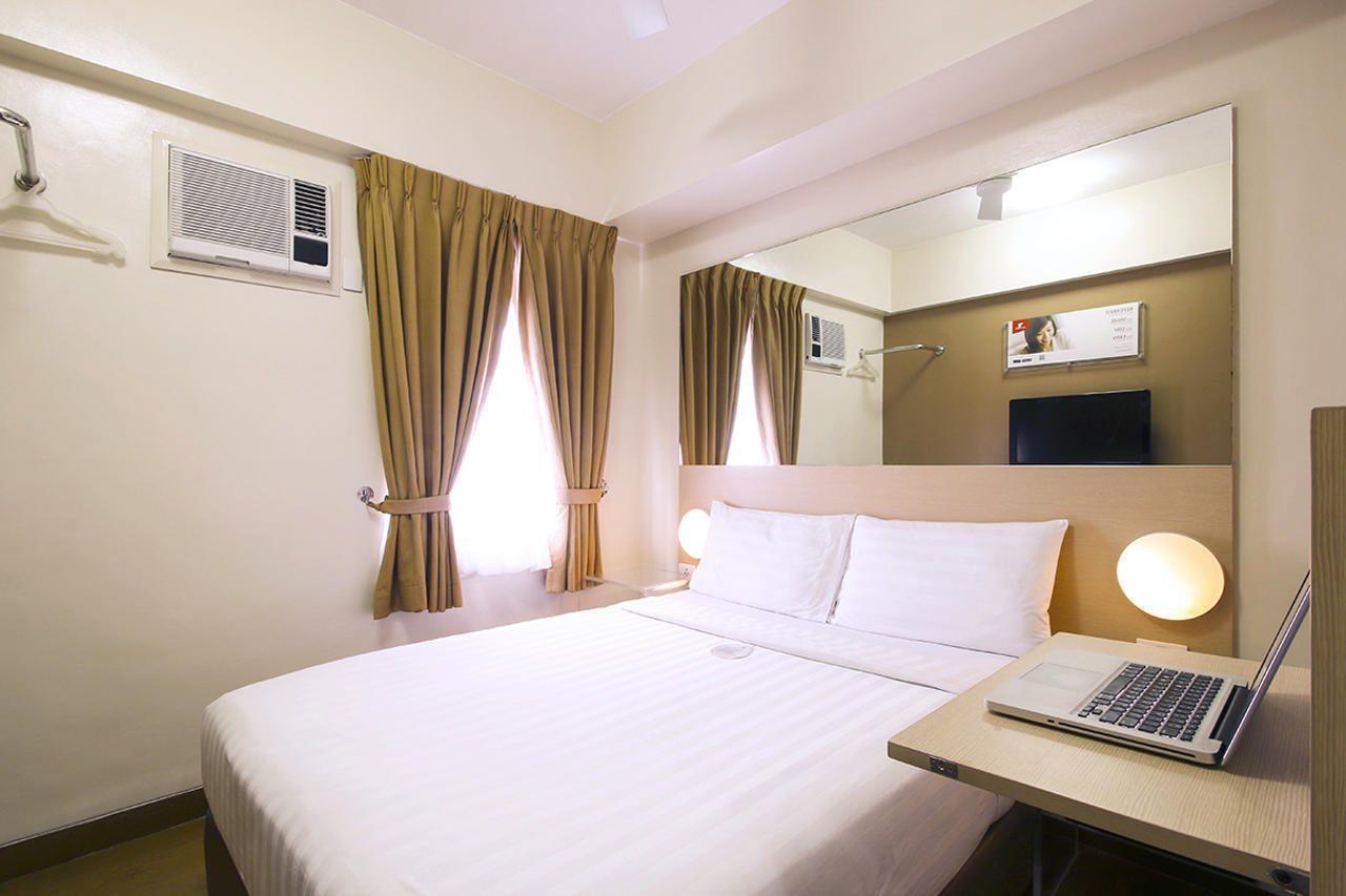 Red Planet Clark Angeles City Exterior photo