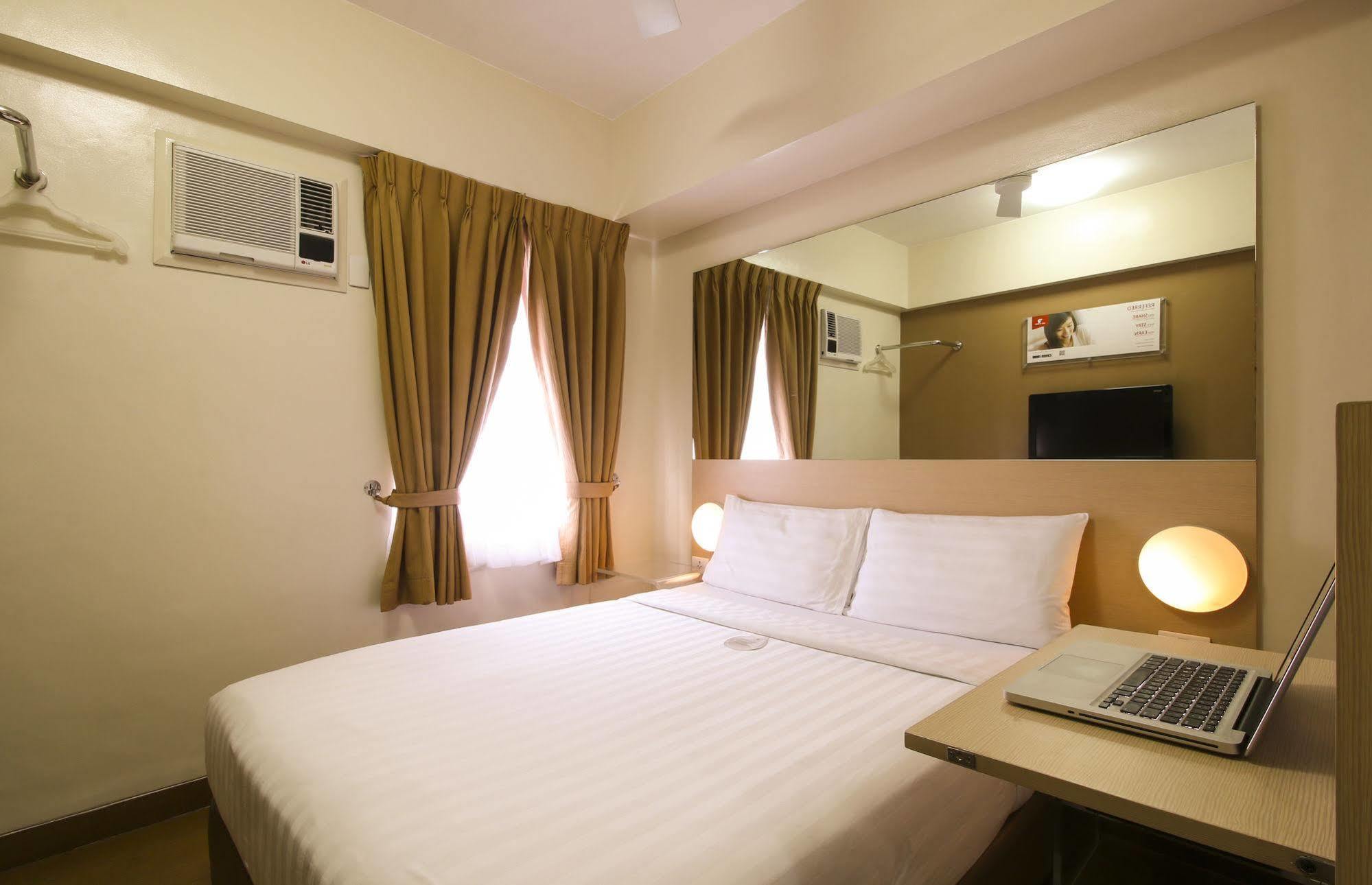 Red Planet Clark Angeles City Exterior photo