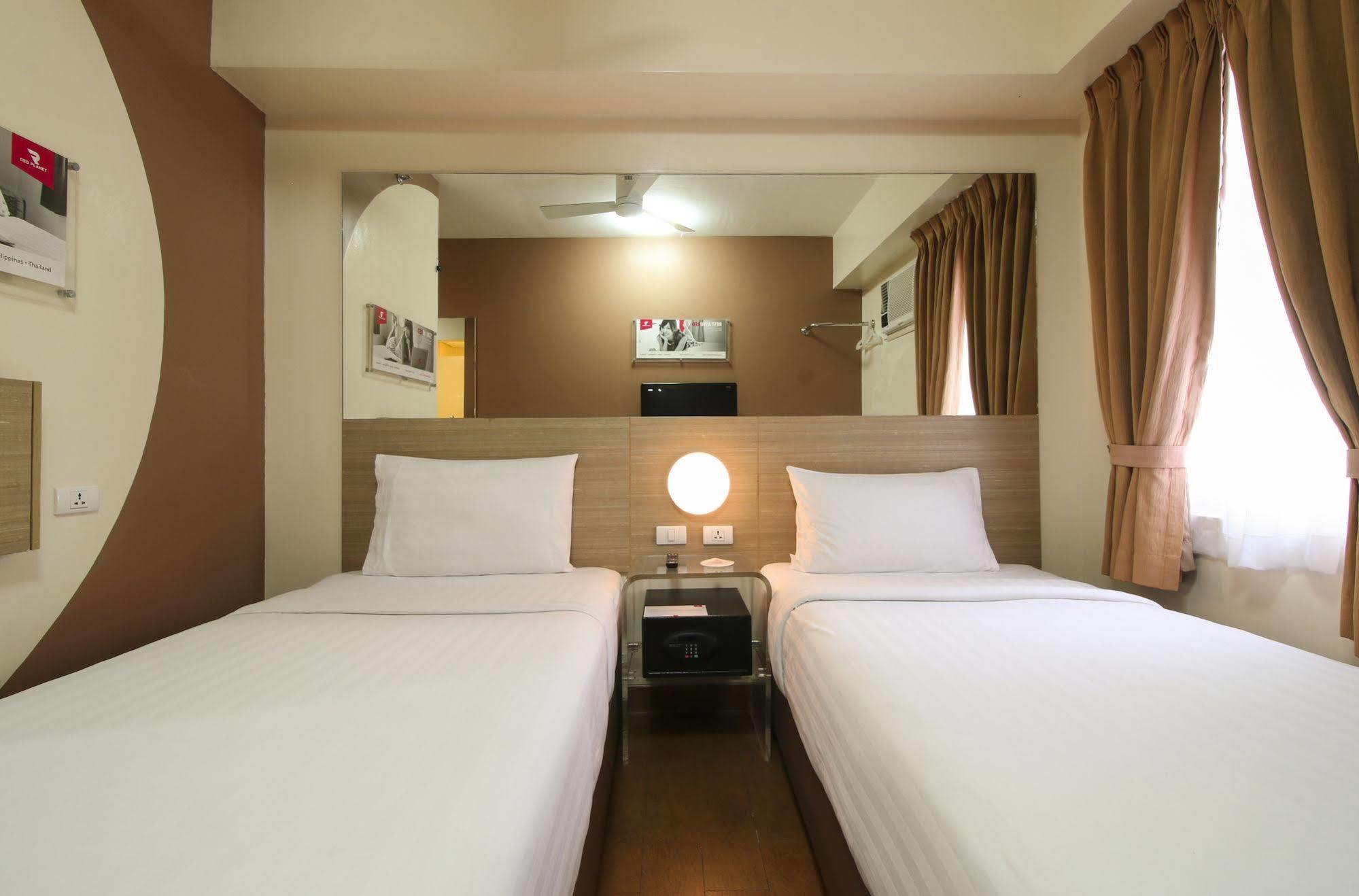 Red Planet Clark Angeles City Exterior photo